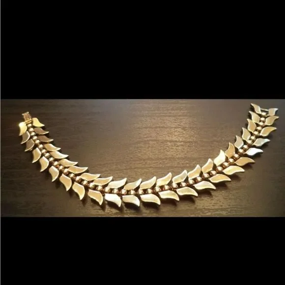 Mid Century Modern Crown Trifari White and Gold Tone Chevron Bracelet7 7 1/4 - Picture 8 of 14